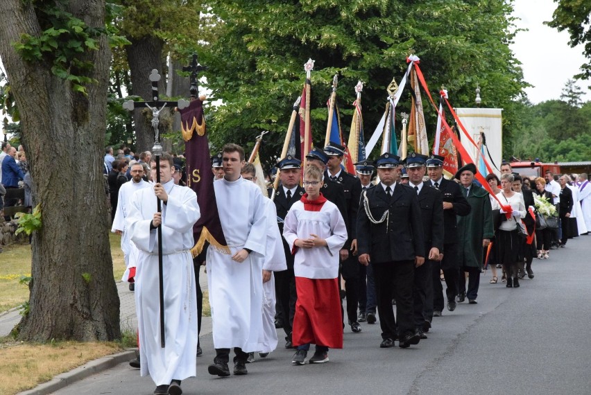 PARZYNÓW: Tłumy wiernych odprowadziło śp. księdza Dariusza Kowalka na miejsce wiecznego spoczynku [GALERIA CZ. I]