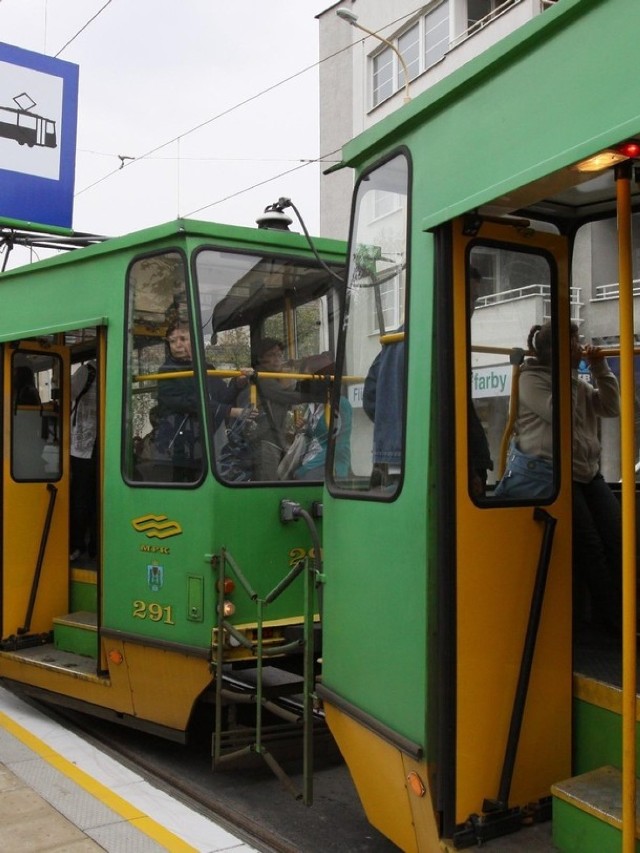 Wypadek w Poznaniu - Zderzenie tramwaju i dwóch aut