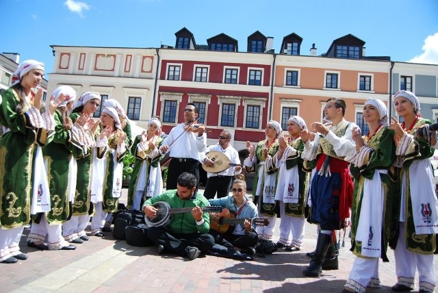 Rynek Wielki Zamość - niedzielne zabawy folkowe