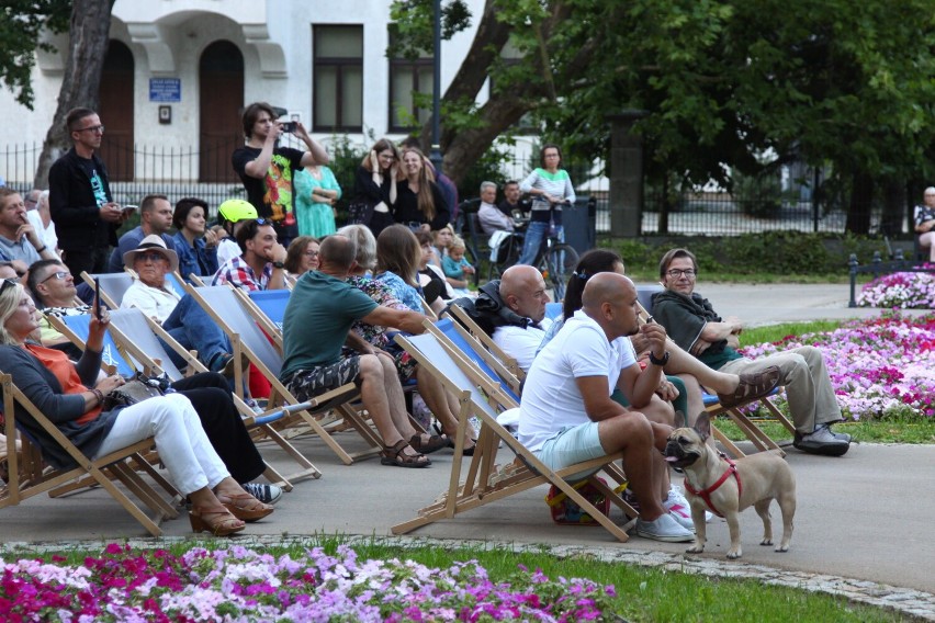 W niedzielę w parku przy ulicy Dąbrowskiego odbył się plenerowy koncert Bossa Nova Quartet [ZDJĘCIA]