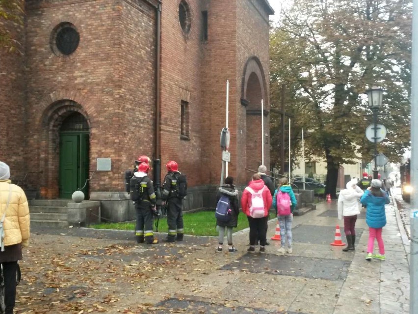 Gniezno: kościół garnizonowy - zadymienie wewnątrz świątyni