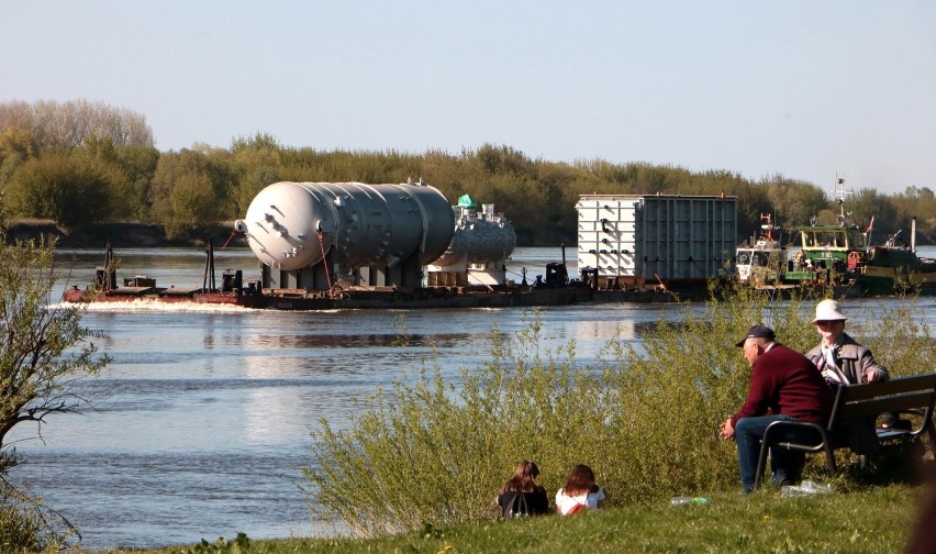 Wisłą przez Grudziądz transportowane są elementy nowej...