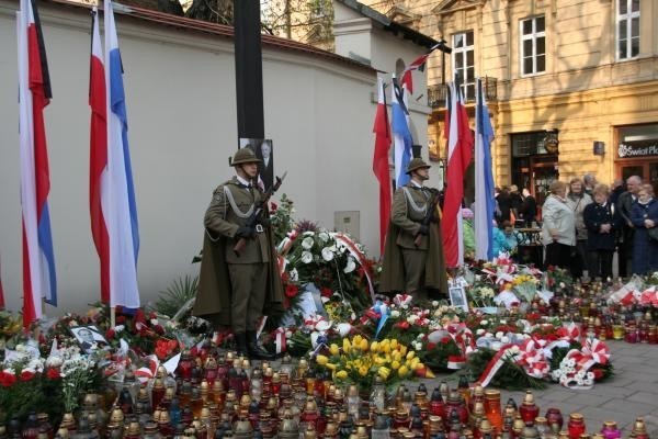 Kraków: pochód pod Krzyż Katyński
