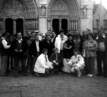 Uczestnicy wycieczki pozują do pamiątkowego zdjęcia przed katedrą Notre Dame. 
Fot. archiwum