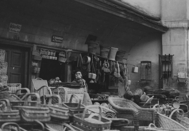 Sprzedaż wyrobów z wikliny: koszy, krzeseł, półek, skrzyń, wózków, a także szczotek, sit itp. ul. Jatki w 1934 roku
