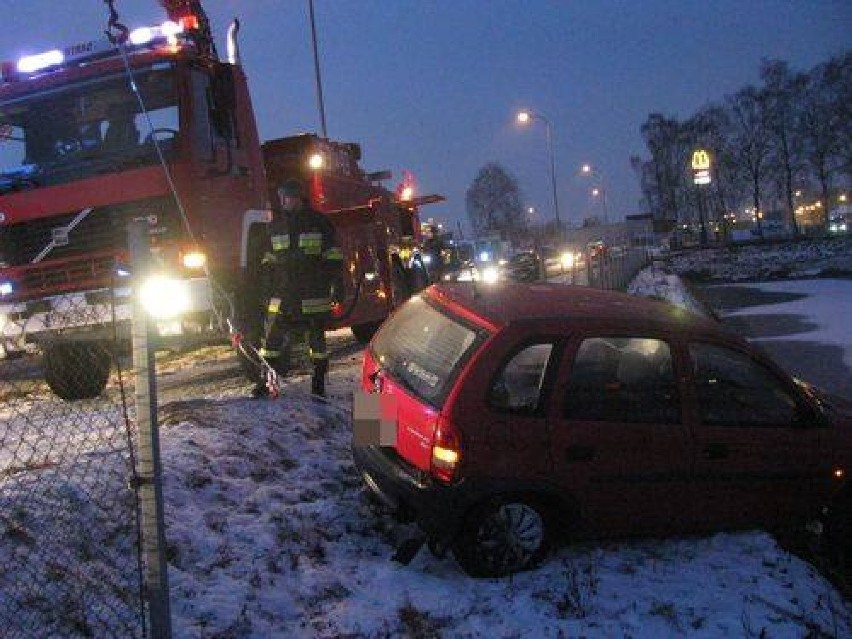 Ostrów: Wypadek przy galerii. Opel w zbiorniku z zimną wodą [ZDJĘCIA]