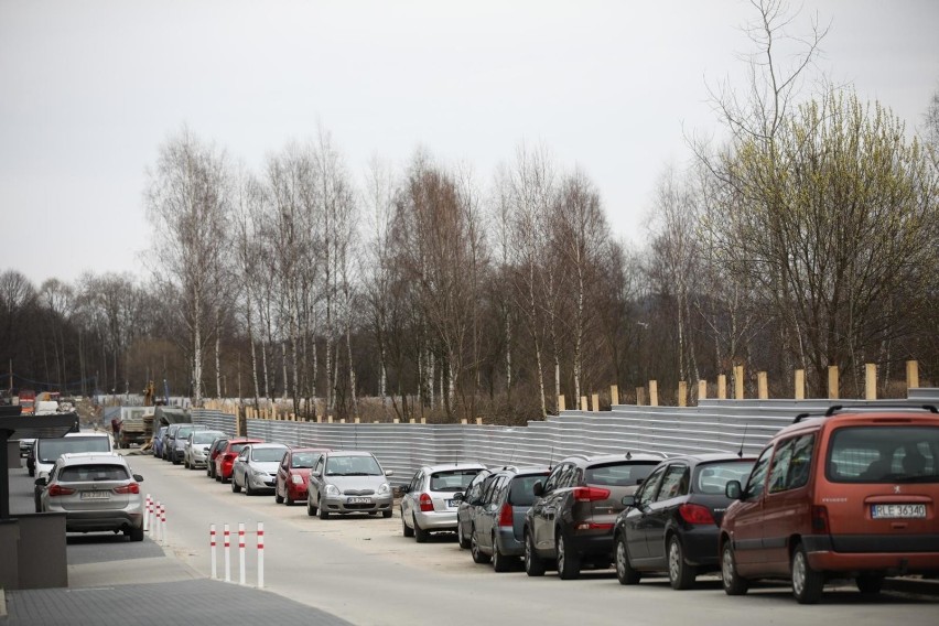 Ogrodzony teren budowy na Klinach, gdzie radni planują...