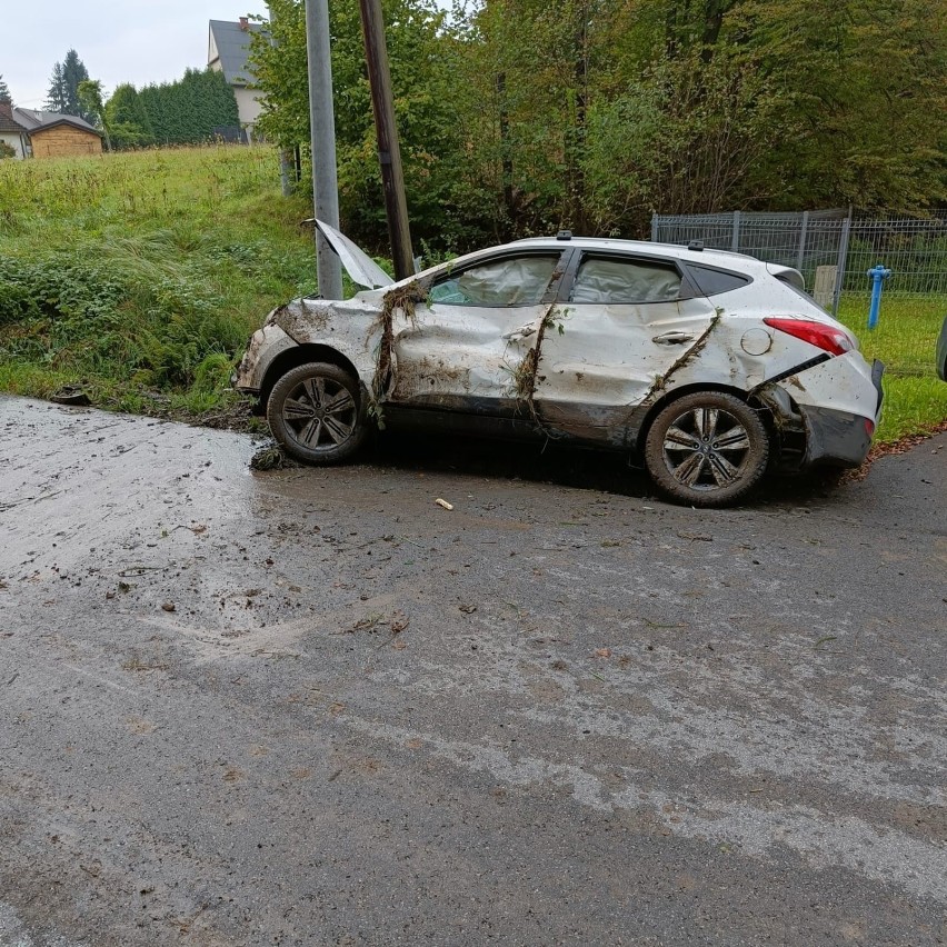 Siepraw. Samochód wpadł do rowu. Wcześniej jego kierowcy ktoś zajechał drogę i uciekł 