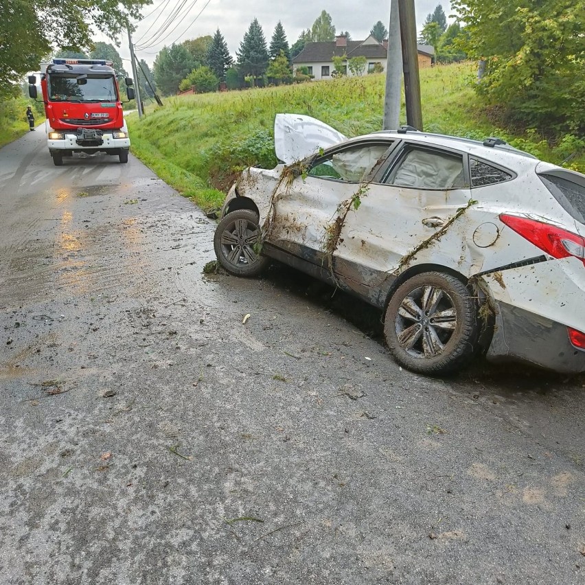 Siepraw. Samochód wpadł do rowu. Wcześniej jego kierowcy ktoś zajechał drogę i uciekł 