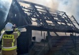 Groźny pożar pod Kutnem. Doszczętnie spłonął drewniany budynek ZDJĘCIA