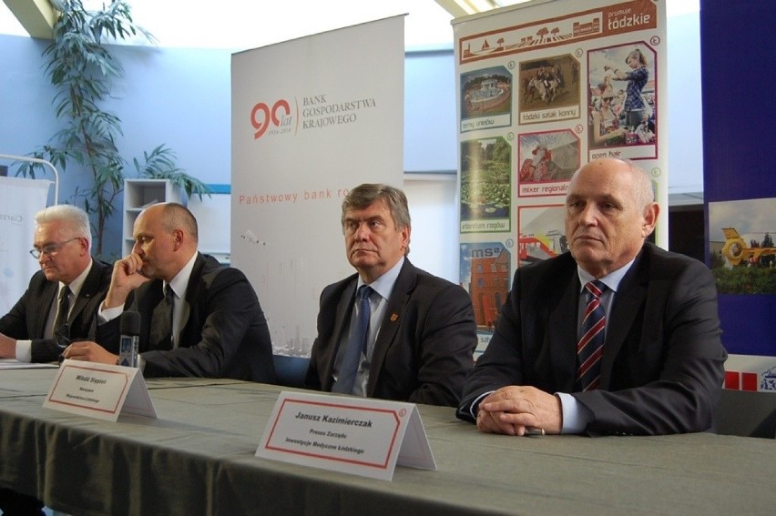Janusz Kazimierczak (po prawej), odwołany prezes IMŁ.

Z...
