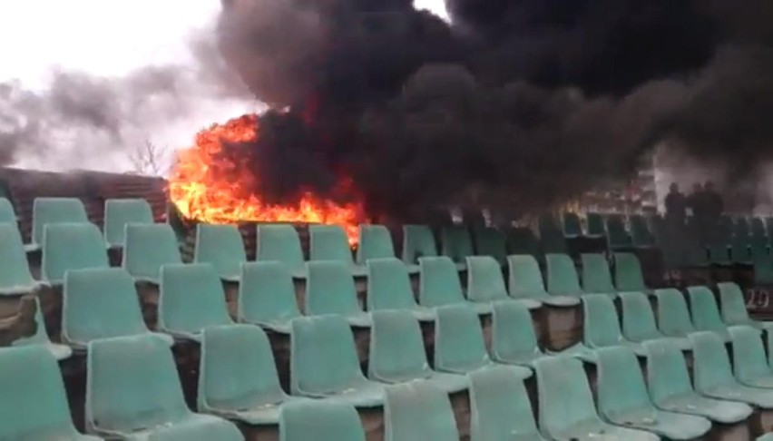 Podpalone krzesełka na stadionie GKS-u Tychy [ZDJĘCIA, WIDEO]. Pożar gasiły dwa zastępy straży