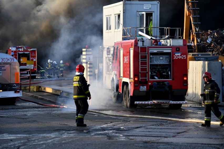 Pożar w Szczecinie. Eksplozje, smród w całym mieście 