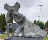 Na cmentarzu parafialnym w Suwałkach niektóre nagrobki to prawdziwe dzieła sztuki [ Zdjęcia]