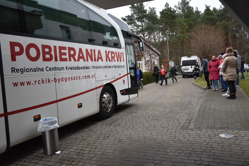 By dostać się do krwiobusu postać trzeba było w kolejce....