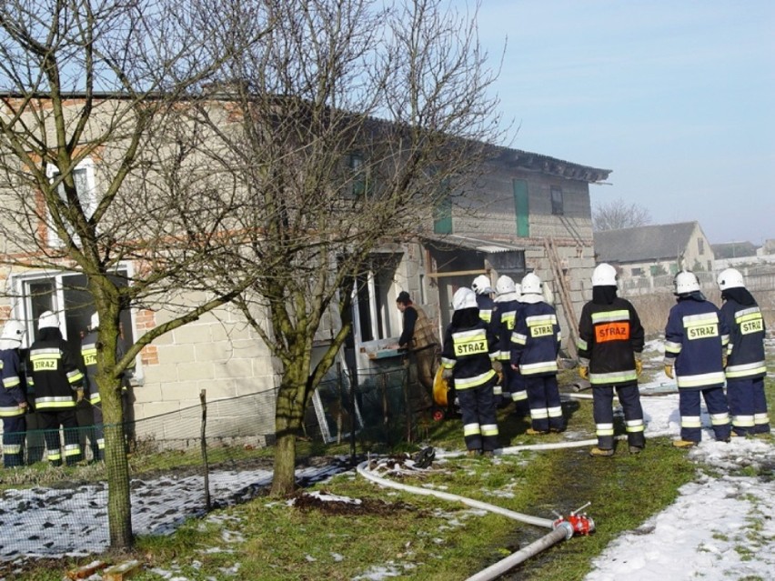 Pożar w Złoczewie. Ogień wybuchł w domku jednorodzinnym