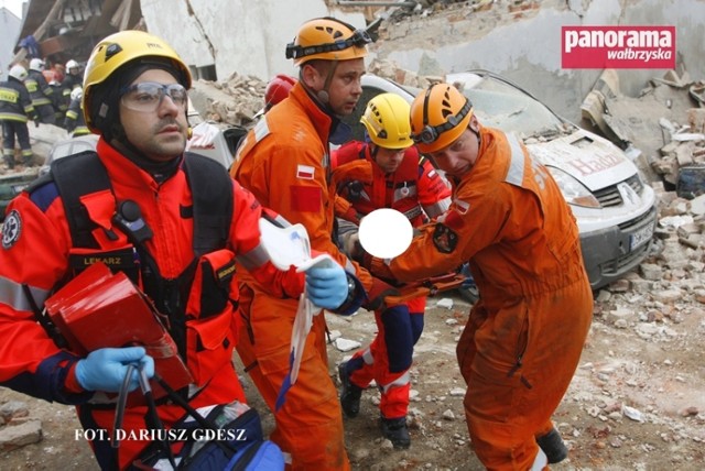 Strażacy ze Specjalistycznej Grupy Poszukiwawczo-Ratowniczej „Wałbrzych” w trakcie akcji po katastrofie budowlanej w Świebodzicach