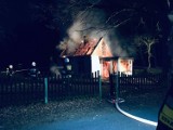 Pożar domu w Chynowej. Budynek spalił się doszczętnie [ZDJĘCIA]