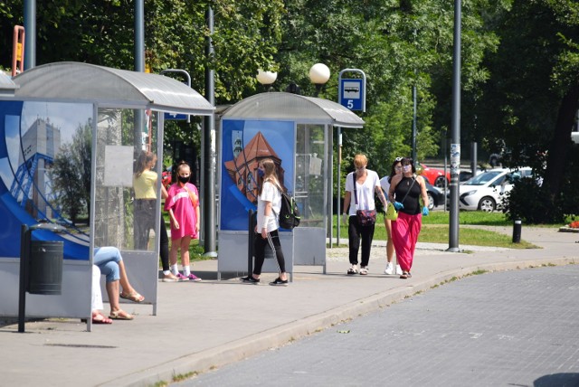 Od soboty mieszkańcy powiatu wodzisławskiego muszą zakrywać usta i nos w przestrzeni publicznej. Wyjątkiem jest zachowanie dystansu 1,5 m