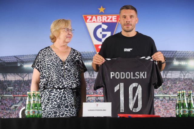 Łukasz Podolski podpisał roczny kontrakt z Górnikiem Zabrze

Zobacz kolejne zdjęcia. Przesuwaj zdjęcia w prawo - naciśnij strzałkę lub przycisk NASTĘPNE