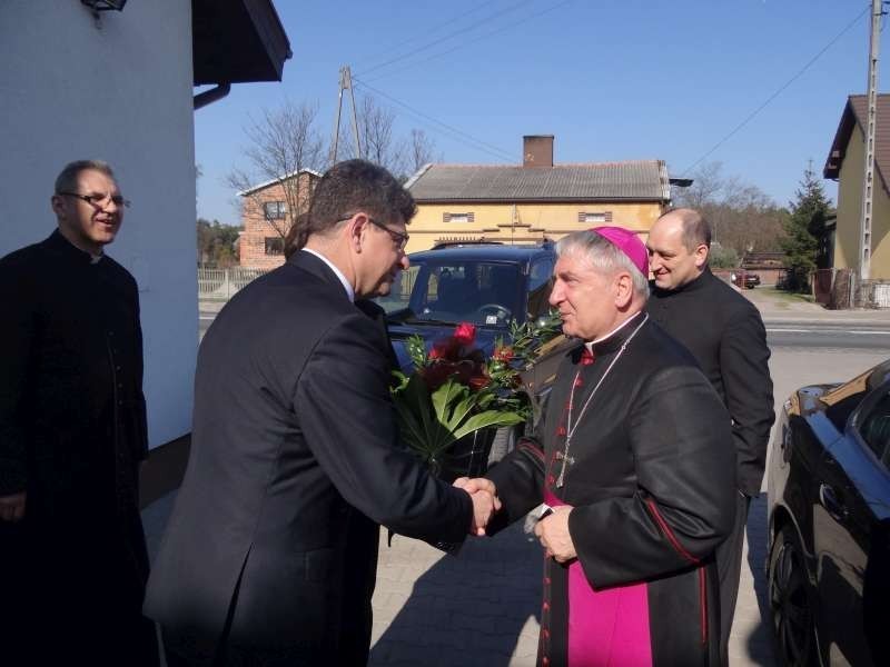 Abp Józef Kowalczyk w parafii w Szymanowicach gm. Gizałki