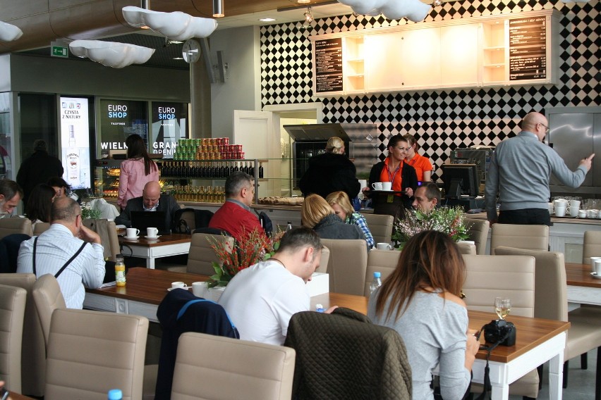 Największy lokal gastronomiczny na lotnisku Modlin otwarty. Przed lotem spróbuj włoskich specjałów