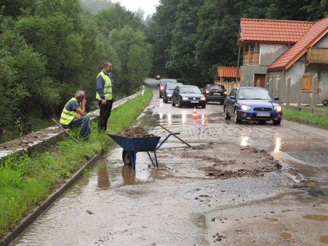 Podtopienia po oberwaniu chmury w Walimiu, Głuszycy i Jedlinie-Zdroju. Padało krótko, ale intensywnie w nocy z 30 na 31 lipca 2014.