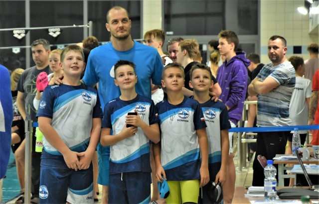 Dla młodych adeptów pływania pamiątkowe zdjęcie z mistrzem świata Pawłem Korzeniowskim było nie tylko wielkim przeżyciem, ale i motywacją do pracy.