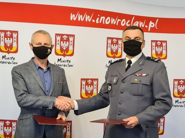 Porozumienie w sprawie finansowania prze miasto w 2022 roku dodatkowych patroli podpisali w ratuszu prezydent Ryszard Brejza i komendant powiatowy mł. insp. Karol Konopacki