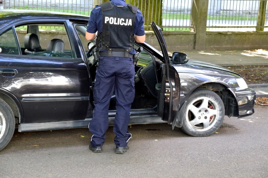 Taranował samochody na osiedlu Południe we Włocławku! [zdjęcia]