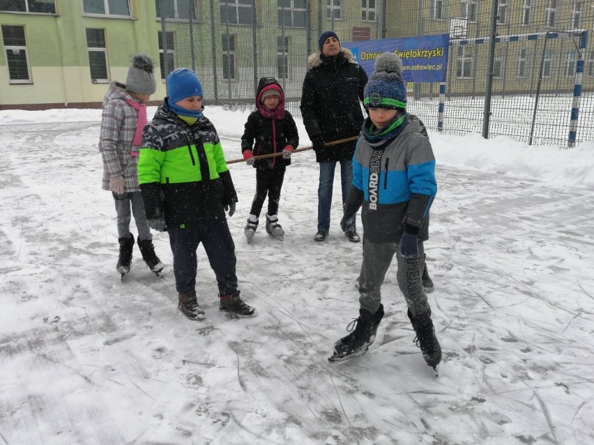 Świetna zabawa na lodowisku. Na zakończenie ferii pojawiła się zima [ZDJĘCIA]