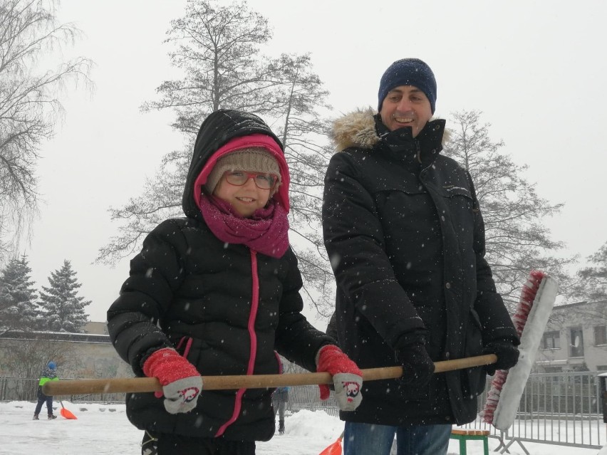 Świetna zabawa na lodowisku. Na zakończenie ferii pojawiła się zima [ZDJĘCIA]