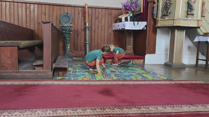 Dzieci w kościele w Gwieździnie nie rozrabiają podczas mszy. Wiemy dlaczego! | ZDJĘCIA, WIDEO