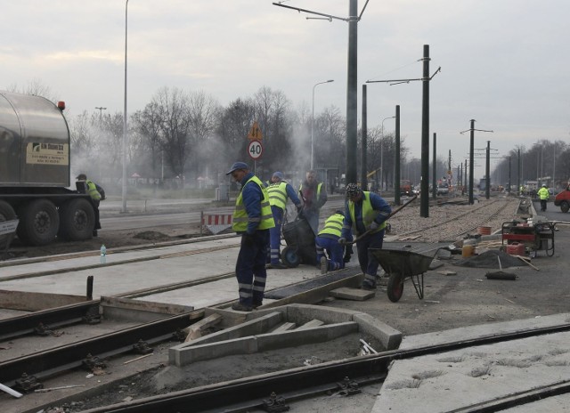 Kończą się już prace drogowe na odcinku między rondami Mogilskim i Czyżyńskim. Tuż przed świętami tramwaje mają pojechać do placu Centralnego. Inwestycja zostanie  zakończona  w czerwcu 2015 roku