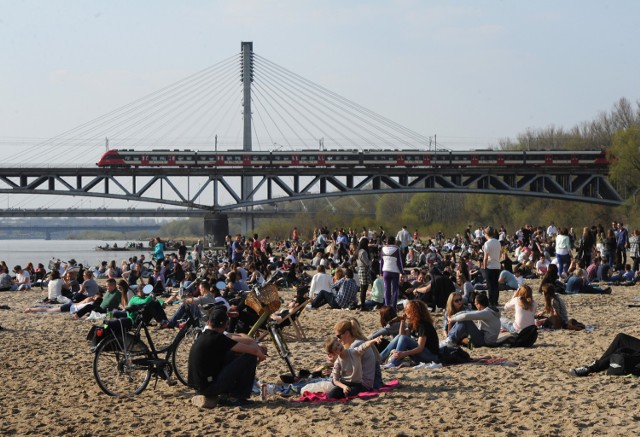 To tutaj znajduje się Cud nad Wisłą i Pomost 511. Są kajaki, Veturilo, boisko do siatkówki plażowe i cała oferta kulturalna plażowych klubokawiarni.