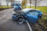 Wypadek w Wilkowicach na Mórkowskiej. Zderzenie ciężarówki z osobowym audi na prostej drodze ZDJĘCIA I WIDEO