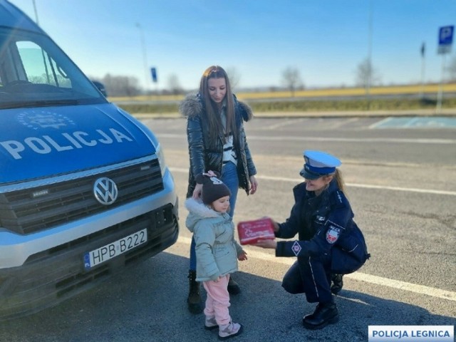 Policjanci rozdawali apteczki