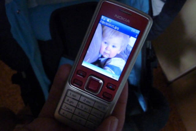 Jedyną pamiątką jaka pozostała po chłopcu rodzinie biologicznej jest zdjęcie wykonane telefonem komórkowym