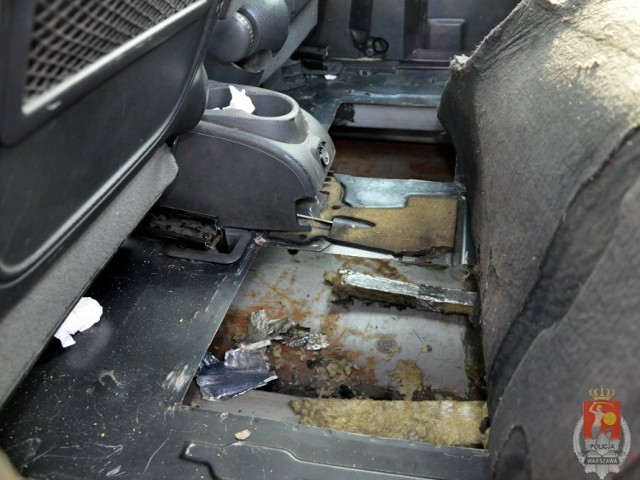 Aż 13 paczek substancji w podłodze samochodu ukrył zatrzymany ...