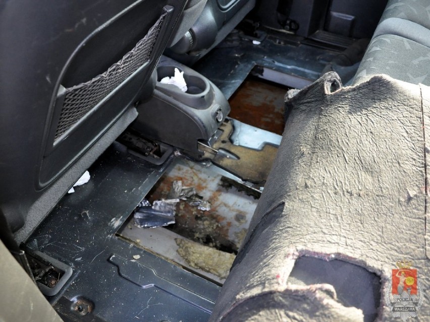 Aż 13 paczek substancji w podłodze samochodu ukrył...