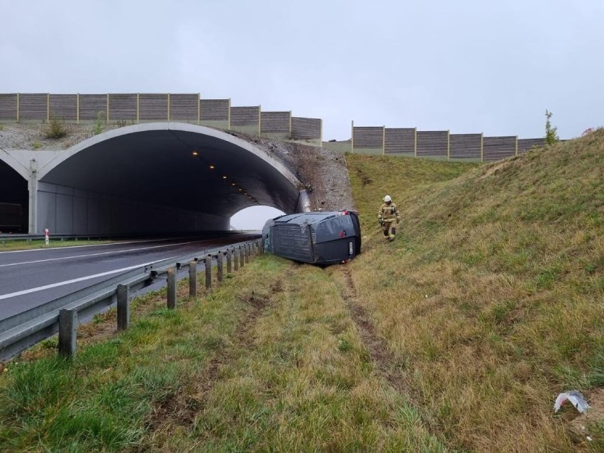 Powierz. Wypadek na S7j. Kierowca busa uderzył w wiadukt. Utrudnienia w ruchu drogowym w kierunku Warszawy. 29.09.2022 r.