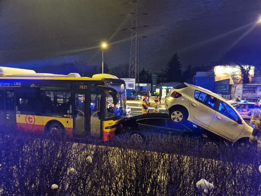 Na ulicy Fieldorfa w Warszawie doszło do zderzenia autobusu...