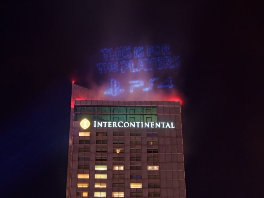 Dym nad hotelem InterContinental. Batman uratował miasto...