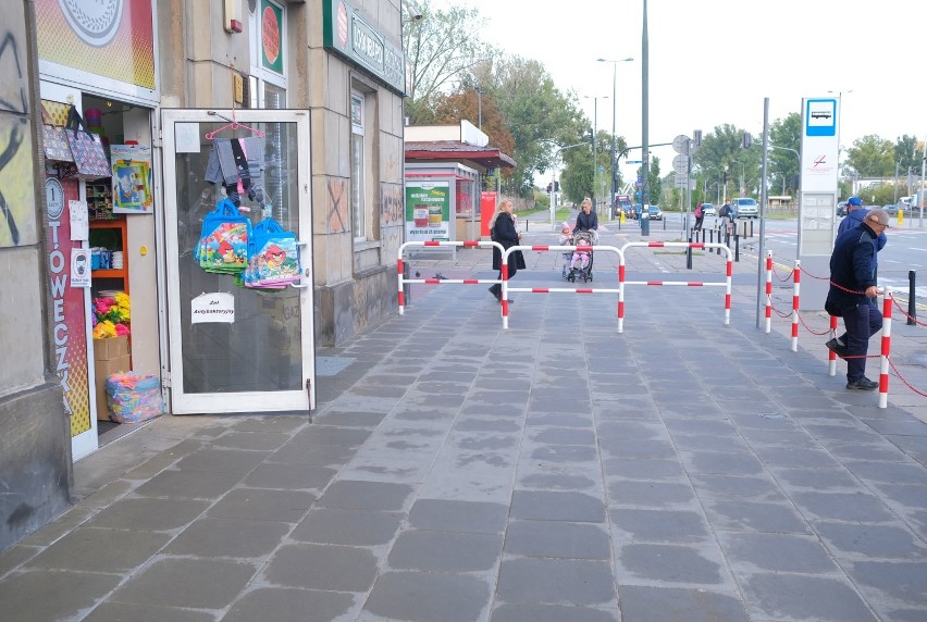 Wspólnocie przeszkadzali rowerzyści, więc ogrodziła barierkami ''swój chodnik''. ''To miły gest, że pozwalamy tam chodzić pieszym''