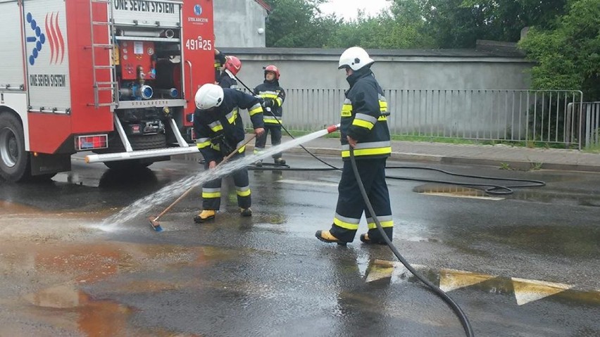 Strażacy usuwają plamę