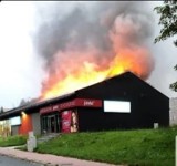 Pożar w Pepco w Działoszynie. Straty są bardzo duże. Straż podejrzewa podpalenie ZDJĘCIA, FILMY