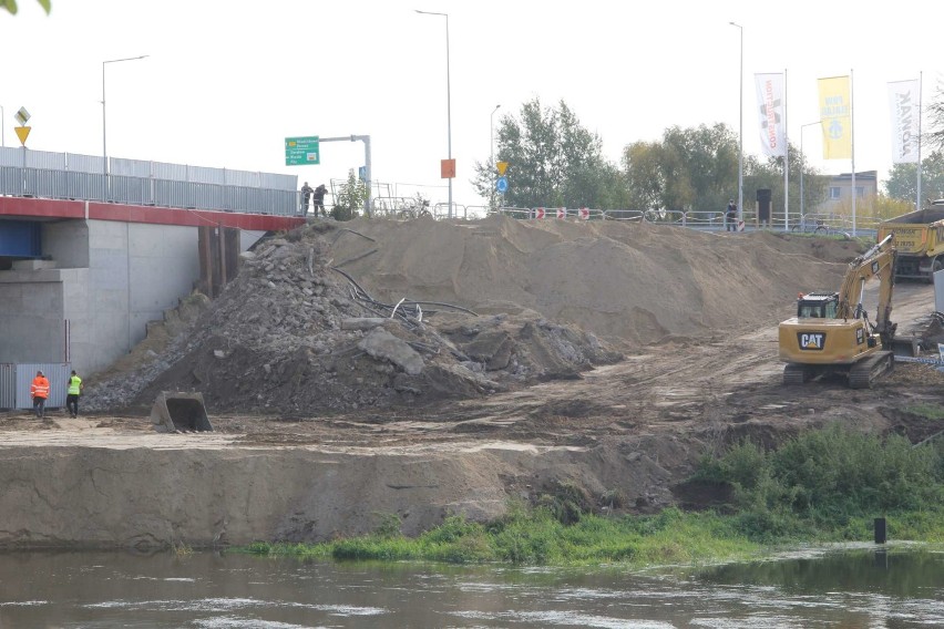 W Międzychodzie trwa rozbiórka starego mostu przez rzekę...