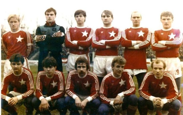 Robert Puchara (w dolnym rzędzie drugi z prawej) i jego koledzy z Wisły przed meczem z Cracovią (4:0) o Herbową Tarczę Krakowa, rozegranym 27 stycznia 1985 roku