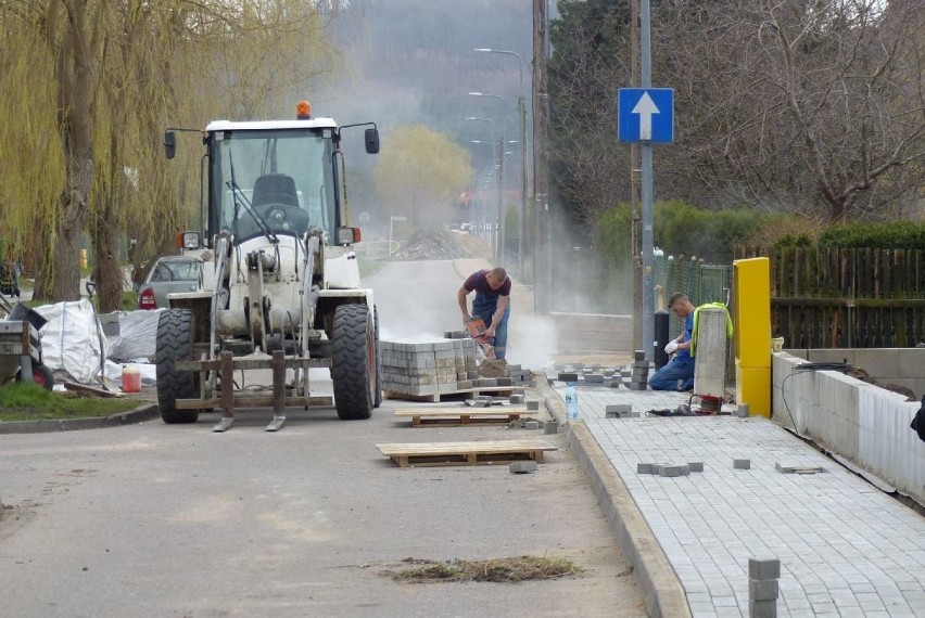 Wkrótce piesi będą mogli skorzystać z nowego chodnika przy ul. Harcerzy