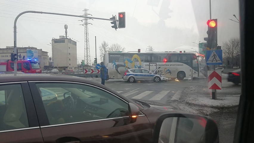 Katowice: Wypadek na DTŚ. Autokar zderzył się radiowozem, ranni policjanci [ZDJĘCIA]